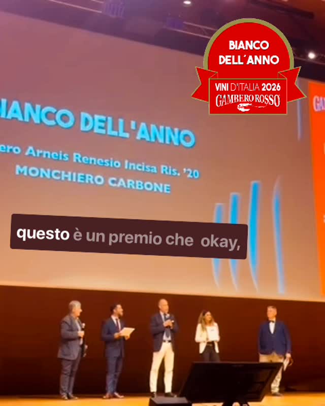 Il momento della dedica di Francesco Monchiero del Premio Miglior Vino Bianco d’Italia al territorio del ROERO.
-
-
Francesco Monchiero’s dedication of the Best White Wine Award in Italy to the territory of ROERO.

#roero #roeroarneis #monchierocarbonewinery #trebicchieri2026 #bestwhiteofitaly #migliorbiancoditalia #trebicchieri #roerowines #gamberorosso 
@gambero_rosso @francesco_monchiero @consorziotutelaroero