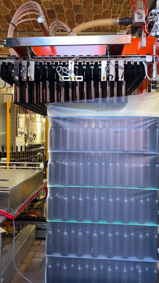 Il battito del Roero Arneis! ❤️⚙️ Imbottigliamento 4.0: velocità, precisione e qualità senza compromessi. ⚡️🍷
-
- 

The beat of the Roero Arneis! ❤️⚙️ Botteling 4.0: speed, precision and quality without compromise. ⚡️🍷

#RoeroArneis #Winery #Tech #bottlingwine #winelover