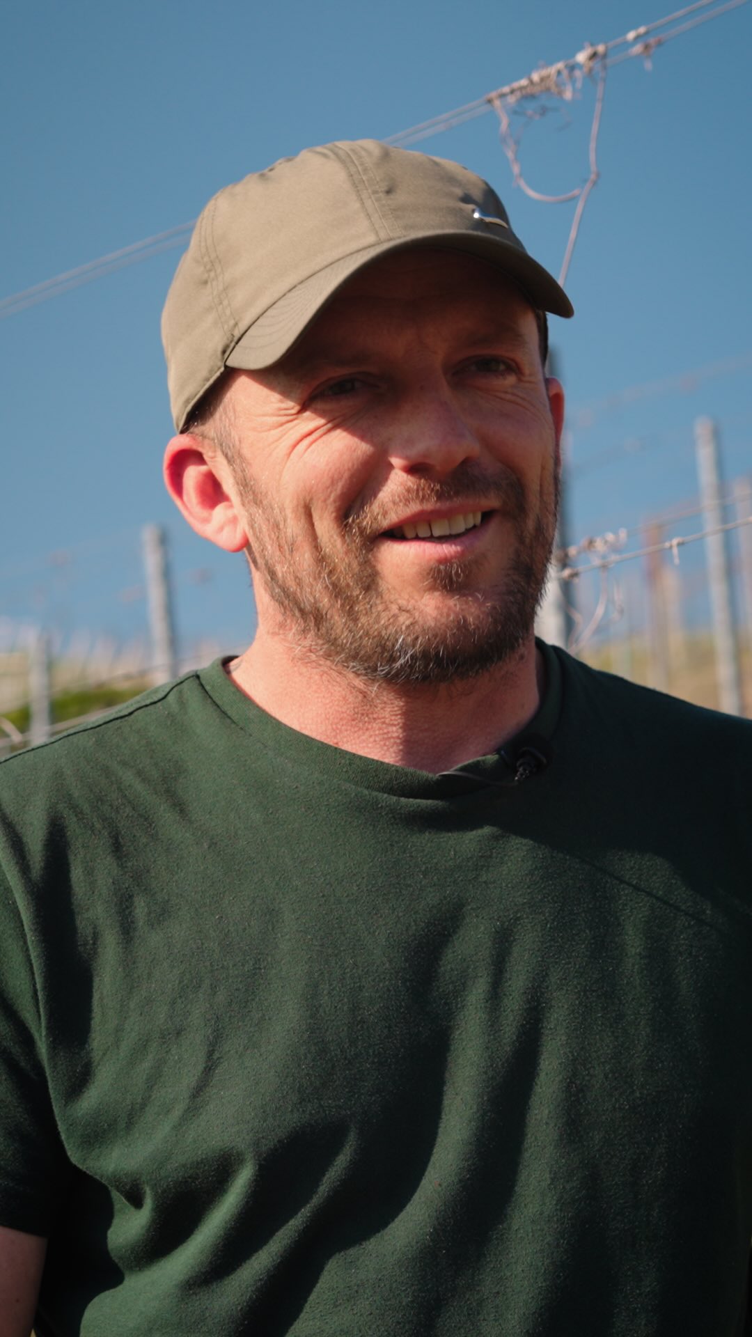 “IL BIANCO DELL’ANNO RACCONTATO DA CHI LO FA” Episodio 3

Da dove nasce il miglior Vino Bianco d’Italia 2026? 🇮🇹🏆🍇
Ci troviamo a Canale, nel Roero, e ve lo racconta direttamente chi, ogni giorno, cammina tra questi filari di Arneis e se ne prende cura. 
Danilo, responsabile dei nostri vigneti, ci porta nel cuore della vigna RENESIO INCISA che ha dato vita al nostro capolavoro. 🌿✨
-
-
THE BEST WHITE OF THE YEAR TOLD BY ITS MAKERS” Episode 3

Where does the best White Wine of Italy 2026 come from? 🇮🇹🏆🍇
We are in Canale, in the Roero Region, and those who, every day, walk between these rows of Arneis and take care of them tell you directly.
Danilo, our vineyards manager, takes us to the heart of the RENESIO INCISA vineyard that gave life to our masterpiece. 🌿✨

#MigliorBianco2026  #EccellenzaItaliana #monchierocarbonewinery #WineLovers #bestitalianwine

🇪🇺 CAMPAIGN FINANCED ACCORDING TO EU REGULATION N. 2021/2115
🇮🇹 MINISTRY OF AGRICULTURE, FOOD SOVEREIGNTY AND FORESTS