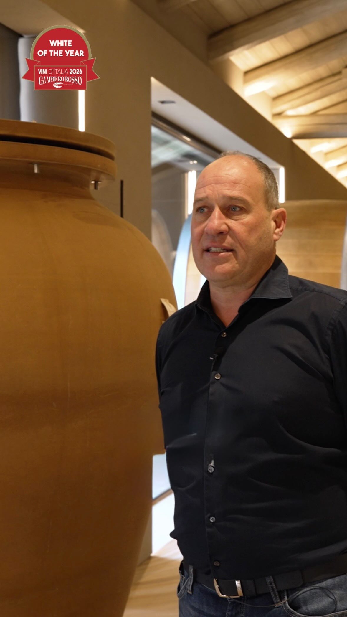 “IL BIANCO DELL’ANNO RACCONTATO DA CHI LO FA” Episodio 9

L’arte del mix perfetto secondo Francesco Monchiero.
Dalle vasche d’acciaio agli “elementi che respirano”: acacia piemontese, legni francesi, foreste austriache e l’ultima novità... la terracotta.
Ogni contenitore dona una sfumatura unica al nostro Renesio Incisa: 

“Il segreto è avere tutti questi contenitori e ogni anno poterli mixare per ottenere il risultato che spero.”

Ogni annata è una storia a sé che richiede una ricetta diversa e tanto, tantissimo tempo. Sapevi che alcune annate riposano in bottiglia fino a 5 anni prima di arrivare nel tuo calice?

Play per ascoltare il racconto completo! 🎥
-
-
The art of the perfect mix according to Francesco Monchiero. 
From steel tanks to “breathing elements”: Piedmontese acacia, French woods, Austrian forests and the latest novelty... terracotta. Each container gives a unique nuance to our Renesio Incisa: 

“The secret is having all these containers and every year being able to mix them to get the result I hope for.” 

Each vintage is a story in itself that requires a different recipe and a long, long time. Did you know that some vintages rest in bottles for up to 5 years before they arrive in your glass? 

Play to listen to the full story! 🎥

#MonchieroCarbone #RoeroArneis #bestitalianwine #winelover #switzerland 

🇪🇺 CAMPAIGN FINANCED ACCORDING TO EU REGULATION N. 2021/2115
🇮🇹 MINISTRY OF AGRICULTURE, FOOD SOVEREIGNTY AND FORESTS