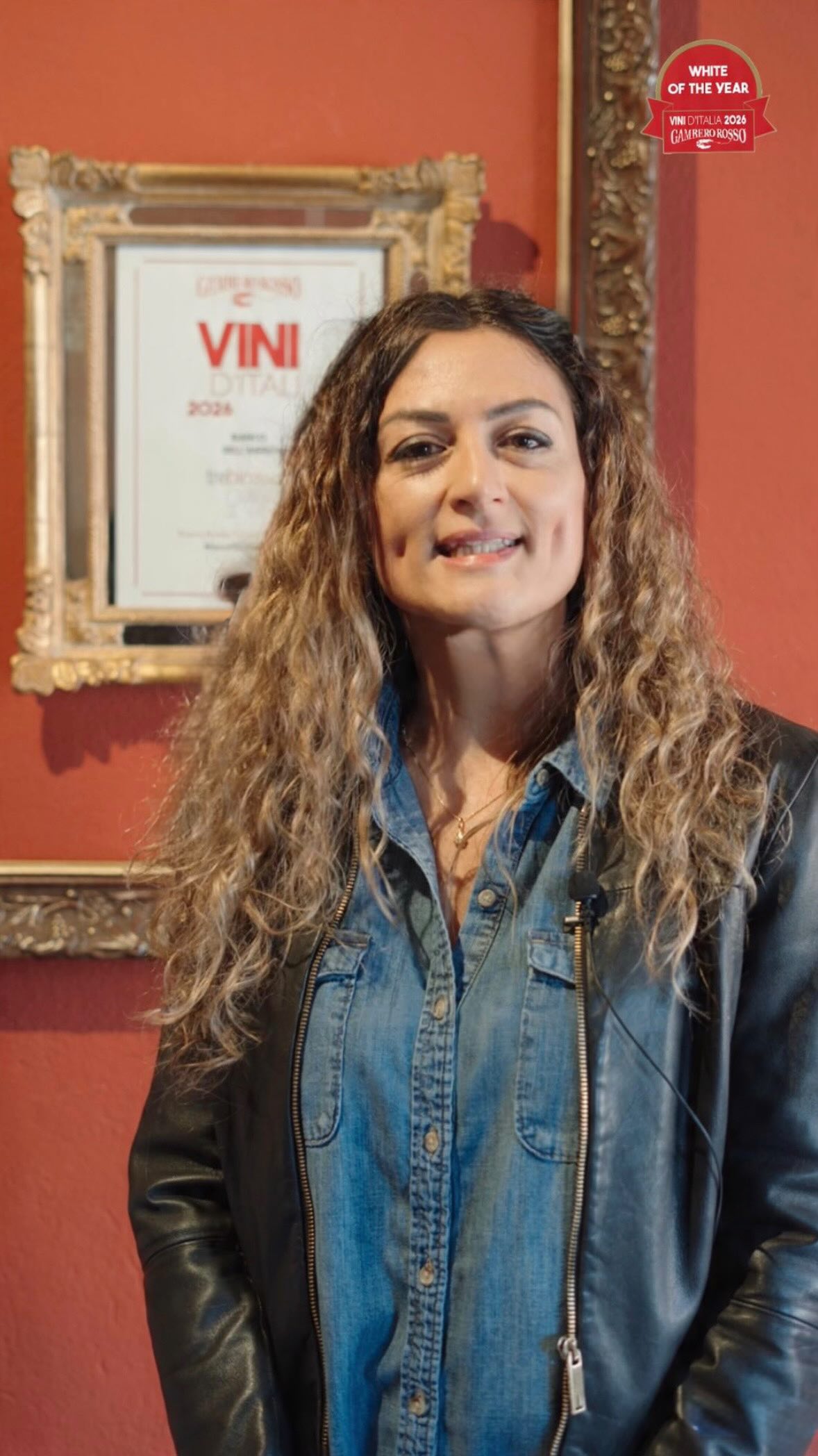 “IL BIANCO DELL’ANNO RACCONTATO DA CHI LO FA” Episodio 10

“Questo è un premio che appartiene a tutto il territorio, non solo a noi.” 🥂✨

La storia del Renesio Incisa, il vino bianco dell’anno, inizia nel 2016 ma la svolta decisiva arriva un anno dopo a Zurigo: Lukas, un caro amico wine manager di un ristorante di prestigio serve il vino alla cieca ad appassionati di grandi denominazioni francesi. Quando svela l’origine piemontese, lo stupore è totale.
“Da lì ho pensato: forse siamo sulla buona strada se questo vino ha successo tra i wine lover più esigenti”, racconta Lucrezia.
Oggi questo riconoscimento celebra un successo collettivo. “Abbiamo da sempre creduto nella forza del territorio tutti insieme”, spiega Lucrezia. È proprio grazie a questo gioco di squadra che il Roero è riuscito a emergere e a farsi valere nel panorama vinicolo mondiale. 🍇❤️

👇 Conoscevi la straordinaria capacità del Roero Arneis di sfidare il tempo? Dicci la tua nei commenti!
_
_ 

“THE WHITE OF THE YEAR TOLD BY THOSE WHO MAKE IT” Episode 10 

“This is an award that belongs to the whole territory, not just to us.” 🥂✨ 
The story of Renesio Incisa, the white wine of the year, begins in 2016 but the decisive turning point comes a year later in Zurich: Lukas, a dear friend wine manager in a prestigious restaurant serves the wine blind to fans of great French denominations. When he reveals the Piedmontese origin, the amazement is total. 
“From there I really thought: maybe we are on the right track if this wine is successful among the most demanding wine lovers,” says Lucrezia. 
Today this recognition celebrates a collective success. “We have always believed in the strength of the territory all together” explains Lucrezia. It is precisely thanks to this team game that Roero has managed to emerge and assert itself in the world wine scene. 🍇❤️ 

👇 Did you know the extraordinary ability of some Roero Arneis to defy time? Tell us yours in the comments!

#switzerland #zurich #monchierocarbone #winelover #roeroarneis

🇪🇺 CAMPAIGN FINANCED ACCORDING TO EU REGULATION N. 2021/2115
🇮🇹 MINISTRY OF AGRICULTURE, FOOD SOVERE