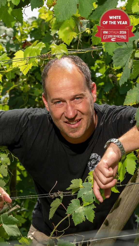 “IL BIANCO DELL’ANNO RACCONTATO DA CHI LO FA” Episodio 12

Francesco Monchiero, winemaker che ha realizzato il Bianco dell’Anno 2026, ci svela qual’è stata la scintilla da cui è scaturita la creazione del Renesio Incisa: l’ispirazione è nata dall’analogia con il Pinot Bianco. 

“Ho trovato molte caratteristiche comuni tra il Pinot Bianco e il nostro Arneis”.

Il risultato? Un vino bianco sorretto da un’inaspettata grassezza e complessità che oggi, nelle annate giuste, merita indubbiamente un posto tra i migliori vitigni del mondo.

-
-

“THE WHITE OF THE YEAR TOLD BY THOSE WHO MAKE IT” Episode 12

Francesco Monchiero, the winemaker behind the 2026 White Wine of the Year, reveals the secret spark that led him to create Renesio Incisa: his inspiration came from the similarities with Pinot Bianco.

“I found many common characteristics between Pinot Bianco and our Arneis.”

The result? A white wine characterized by an unexpected richness and complexity that today, in the right vintages, undoubtedly deserves a place among the world’s finest wines.

#switzerland #monchierocarbone #winelover #roeroarneis #usa

🇪🇺 CAMPAIGN FINANCED ACCORDING TO EU REGULATION N. 2021/2115
🇮🇹 MINISTRY OF AGRICULTURE, FOOD SOVEREIGNTY AND FORESTS