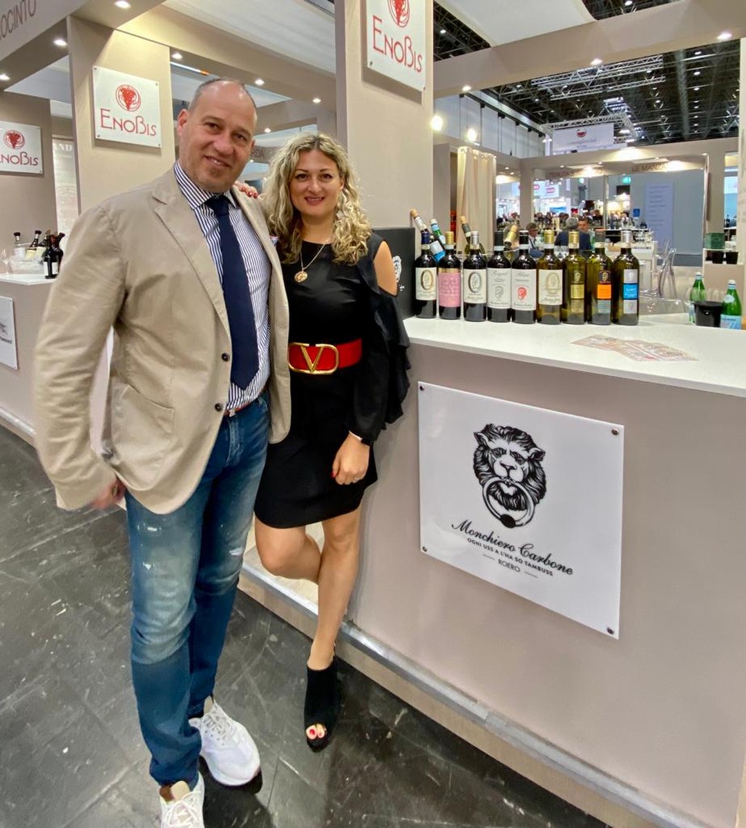 Rieccoci a @prowein_tradefair! Per chi di voi è a Düsseldorf in questi giorni, vi aspettiamo alla HALL 16 / G03!
-
-
-
We are back to @prowein_tradefair! For the people here in Düsseldorf in these days, we will be waiting for you at HALL 16 / G03!

#roero #roerogoestoprowein #prowein2022 #dusseldorf #monchierocarbone #monchierocarbonewinery #monchierocarbonegoestoprowein #winefair #winepassion #winelover