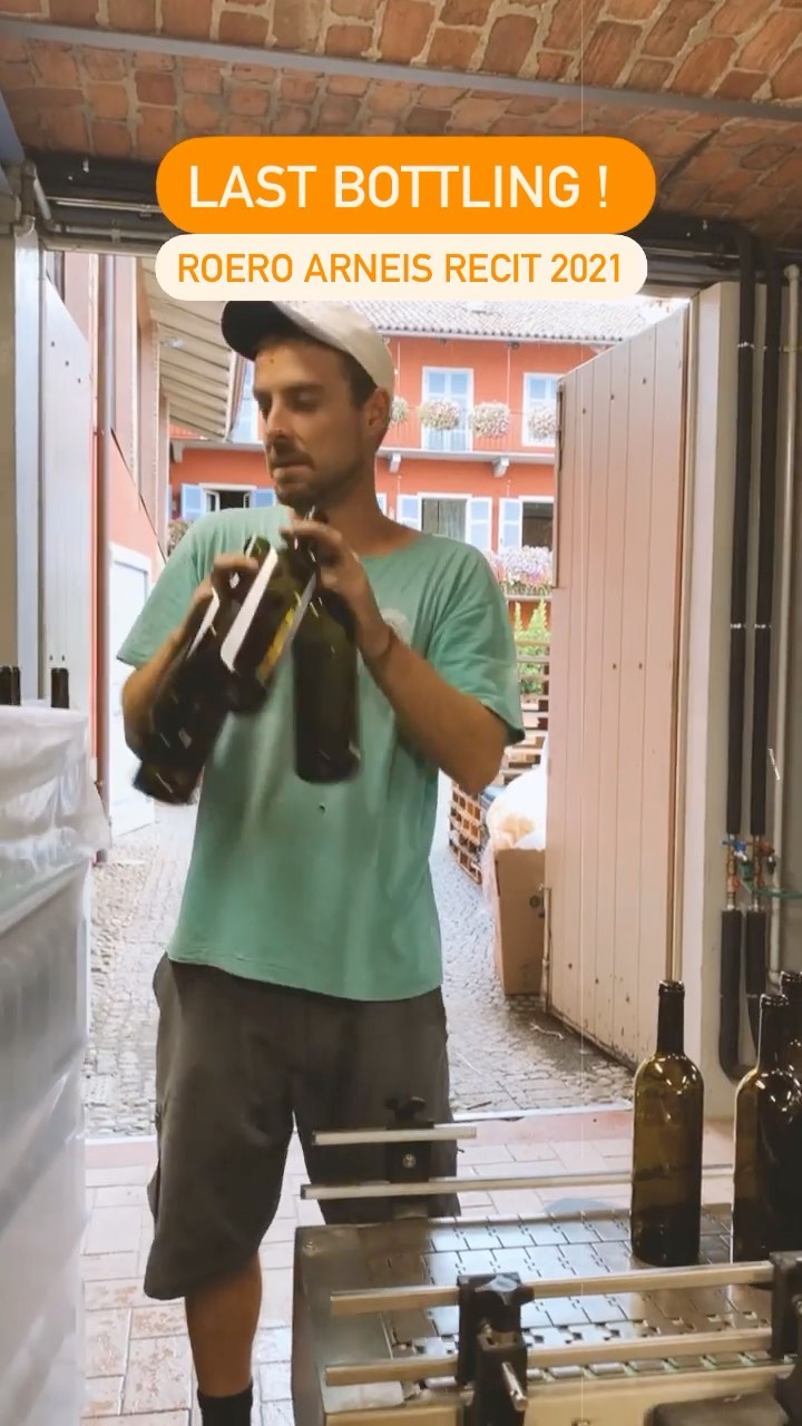 Ultimo imbottigliamento di #roeroarneisrecit 2021!! Che le ferie d’agosto abbiano inizio! 🤩🥳
-
-
-
Last bottling of #roeroarneis #recit 2021 ! Let’s summer vacation’s begin! 🥳🤩

#roero #langhe #langheroero #wine #wineaddict  #arneis #roeroarneis #winelover #LangheMonferratoRoero #roerowines #nebbiolo #winelife #monchierocarbone #winepassion #winemaker #cellar #winecellar #piedmont #piemontewines #italianwine  #langheroeromonferrato #monchierocarbonewinery #monchierocarbonewine #bottlingday