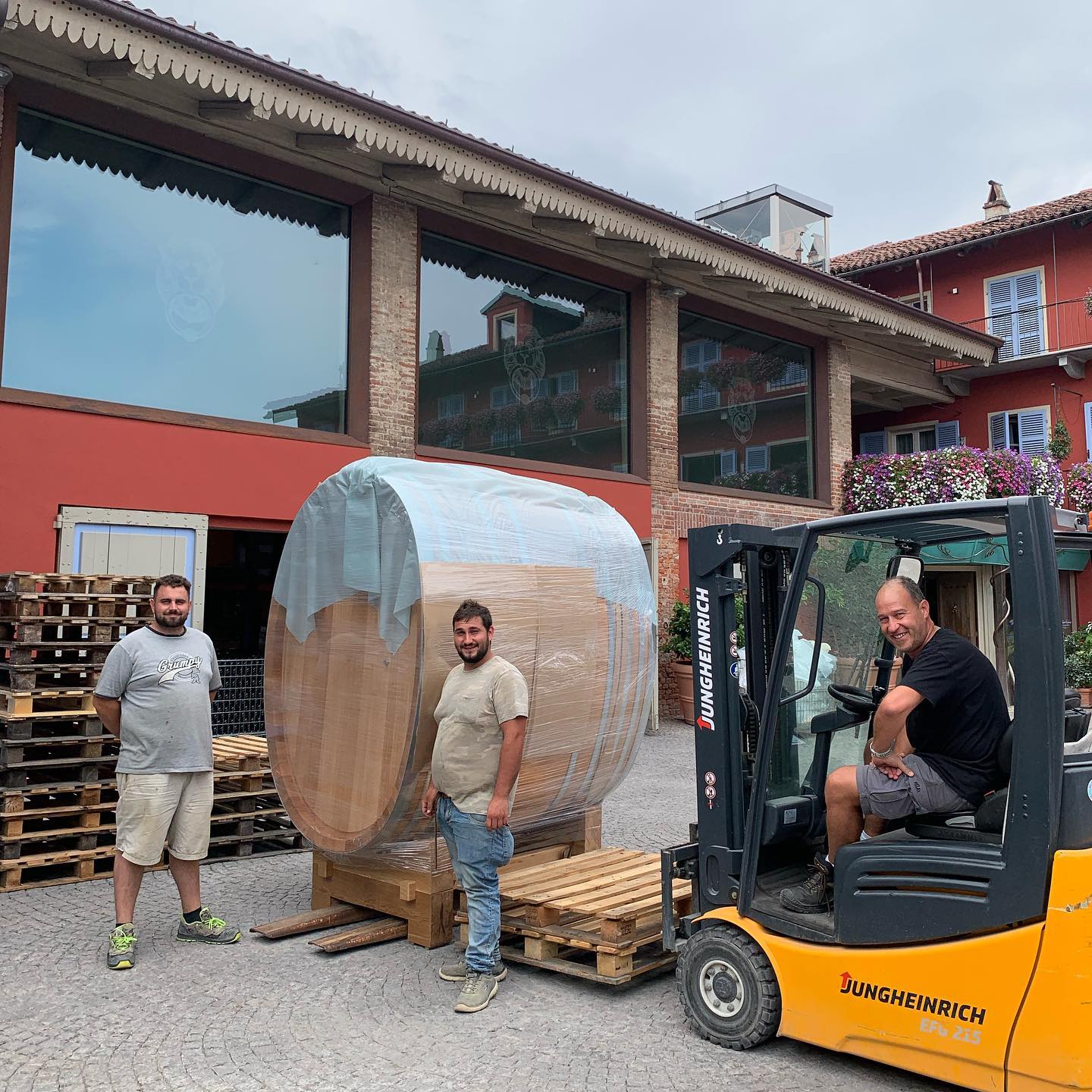 Nuovi arrivi …siamo quasi pronti per la vendemmia! Buone vacanze!
-
-
-
New arrivals…getting ready for the coming harvest! 

#roero #langhe #langheroero #wine #wineaddict #piemonte #alba #arneis #roeroarneis #winelover #LangheMonferratoRoero #unesco #roerowines #nebbiolo #winelife #barrel #monchierocarbone #winepassion #vineyards #winemaker #cellar #winecellar #piedmont #monchierocarbonewinery #piemontewines #italianwine #grape #vigneti #langheroeromonferrato #piemontedascoprire